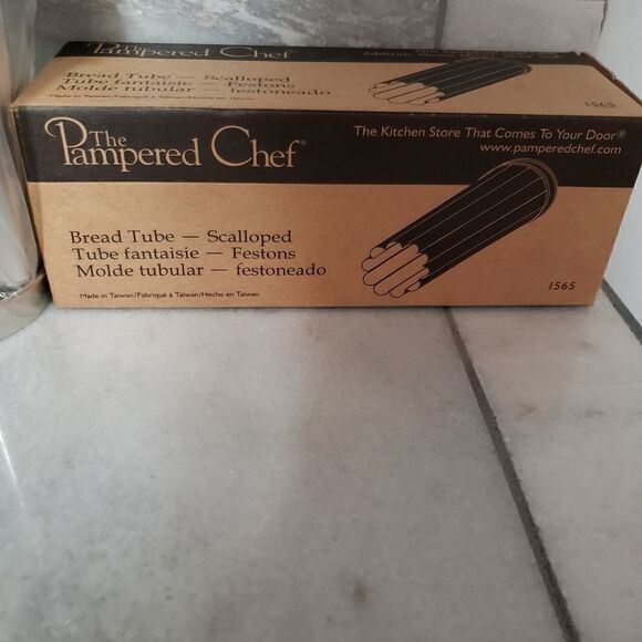 Pampered Chef Scalloped Bread Metal Tub with 2 lids #1565 - Picture 2 of 5